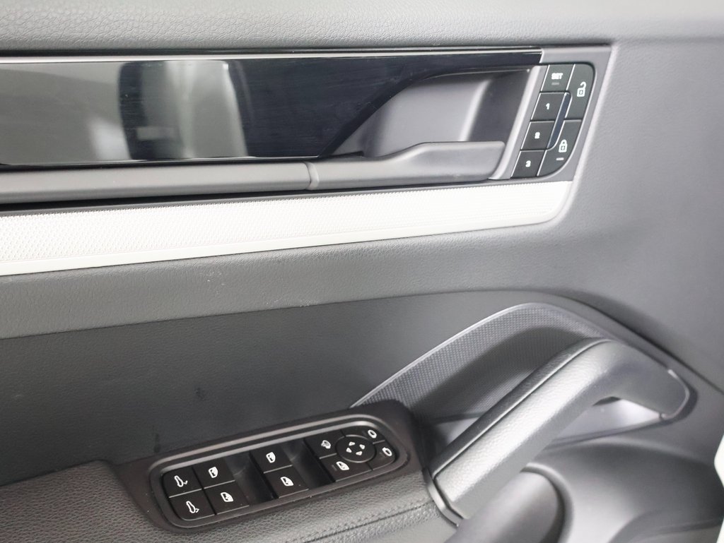 Certified 2025 Porsche Cayenne AWD/4WD image 19