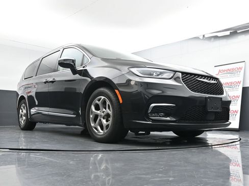 Used 2023 Chrysler Pacifica Limited image 18