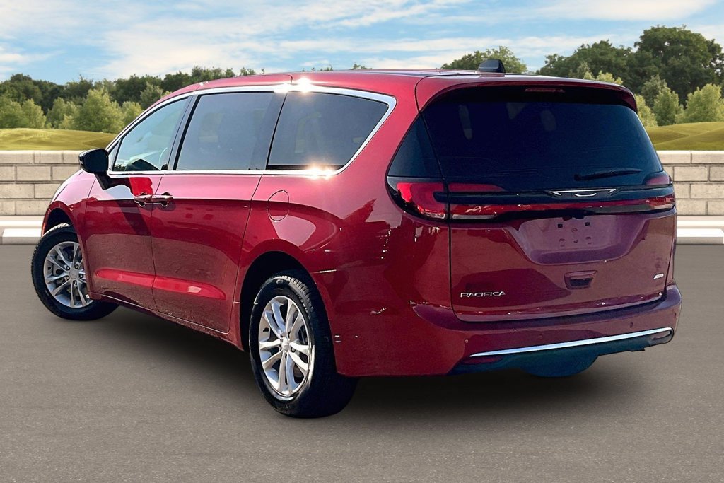 New 2027 Chrysler Pacifica Select AWD/4WD image 3