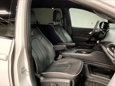 Used 2024 Chrysler Pacifica Limited w/ Uconnect Theater Family Group AWD/4WD image 9