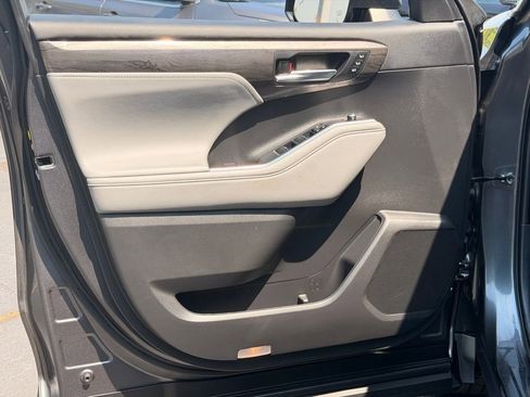 Used 2023 Toyota Highlander Limited FWD image 25