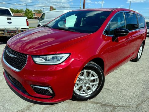 Used 2025 Chrysler Pacifica Select FWD image 2