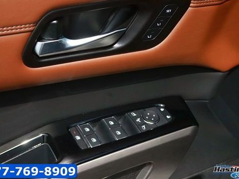 Used 2025 Nissan Pathfinder Platinum FWD image 10