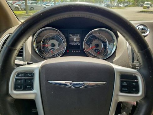 Used 2014 Chrysler Town & Country Touring-L image 23