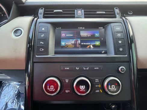 Used 2017 Land Rover Discovery SE image 14