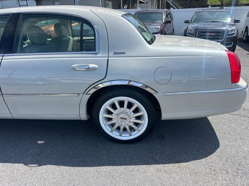 Used 2007 Lincoln Town Car Signature RWD image 12