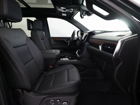 Used 2026 GMC Yukon XL Denali w/ Denali Reserve Package image 10