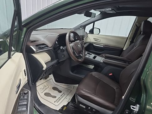 Used 2023 Toyota Sienna Platinum AWD/4WD image 35