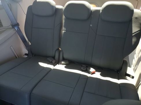 Used 2008 Chrysler Town & Country Touring FWD image 9