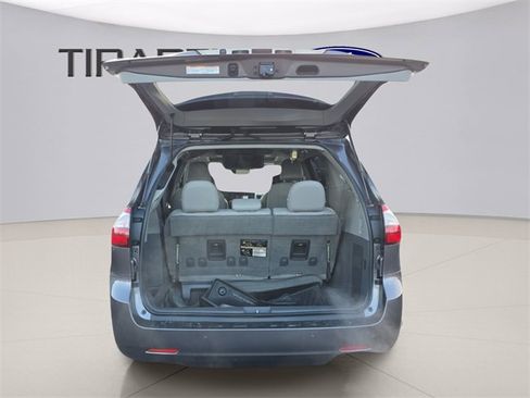 Used 2020 Toyota Sienna Limited image 9