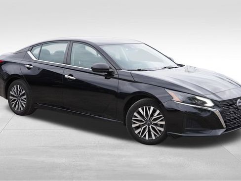 Used 2024 Nissan Altima 2.5 SV FWD image 2