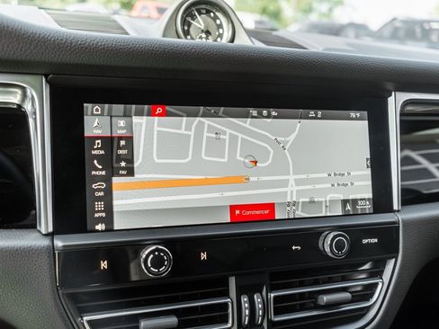 Used 2023 Porsche Macan image 20