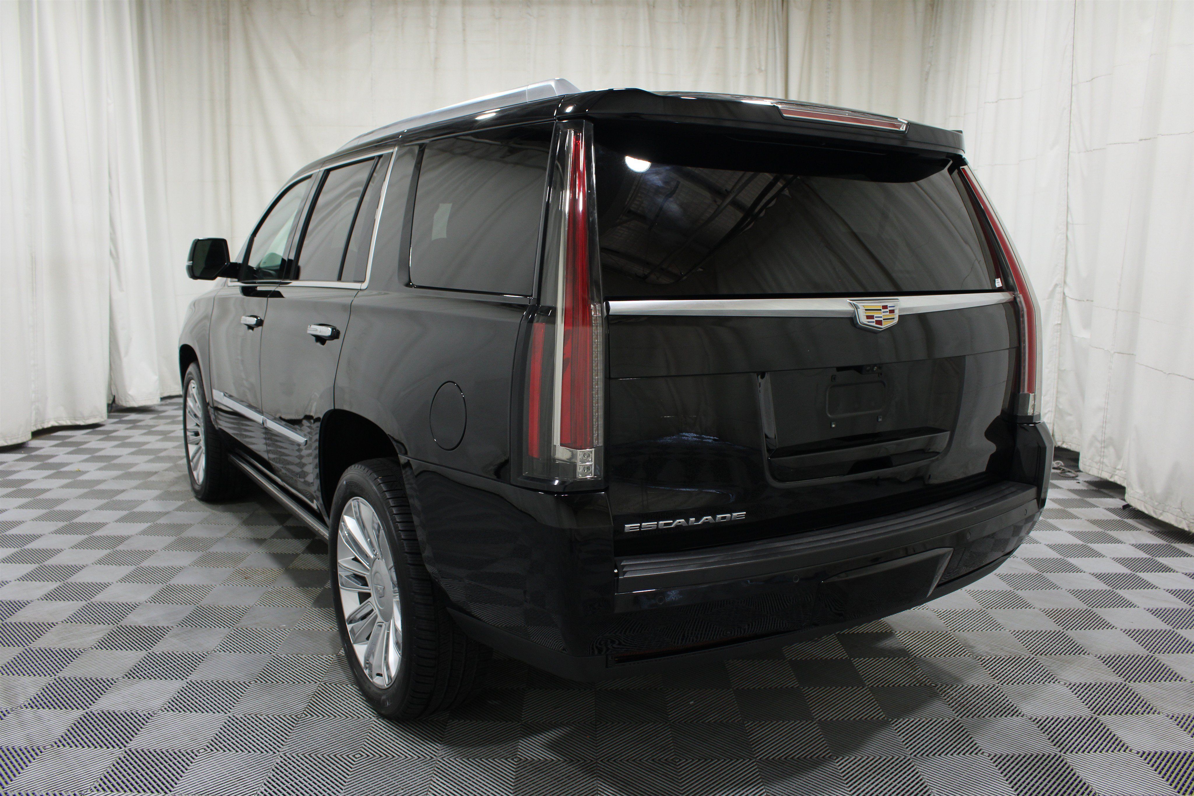 Used 2018 Cadillac Escalade Platinum AWD/4WD image 37