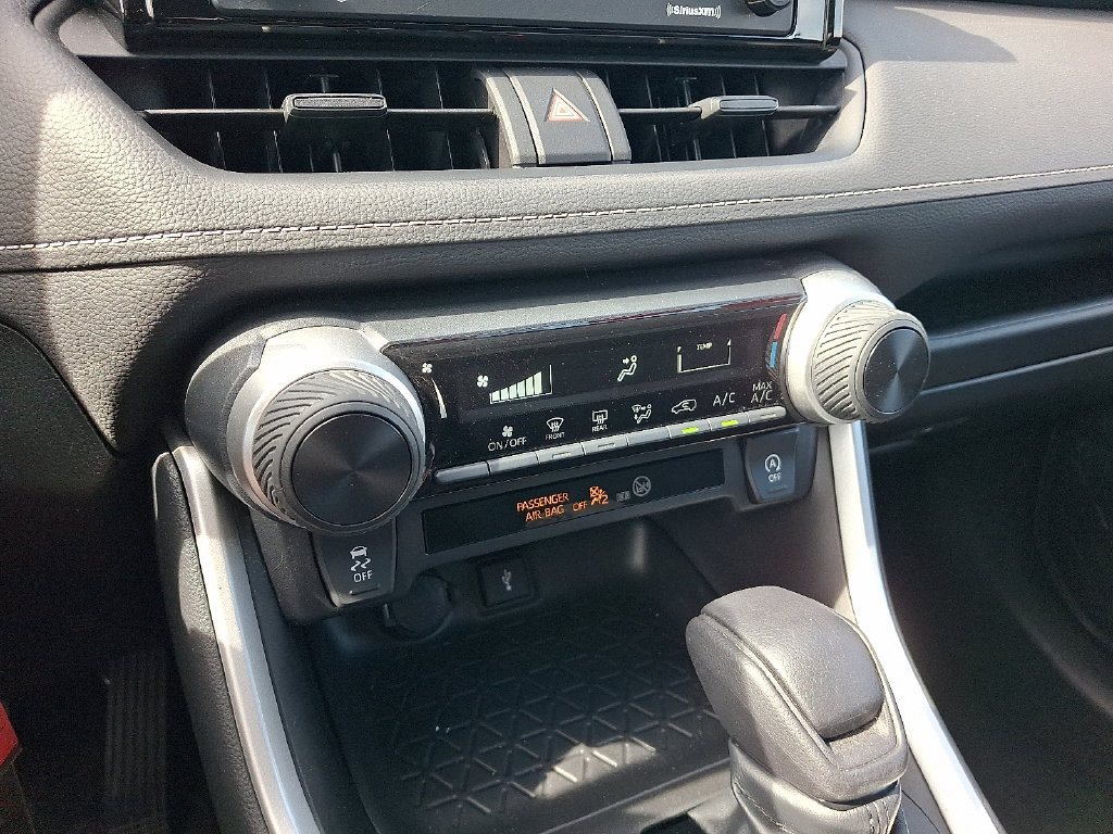 Used 2022 Toyota RAV4 LE AWD/4WD image 16