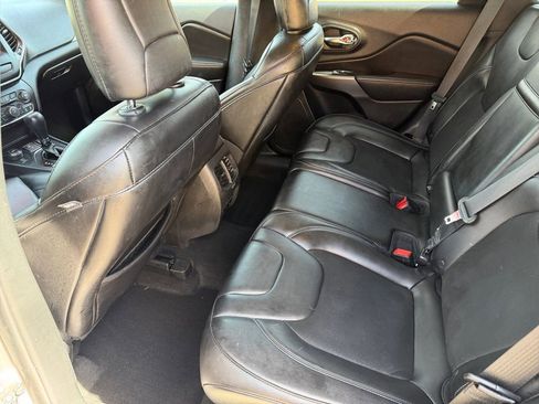 Used 2019 Jeep Cherokee Latitude Plus AWD/4WD image 11