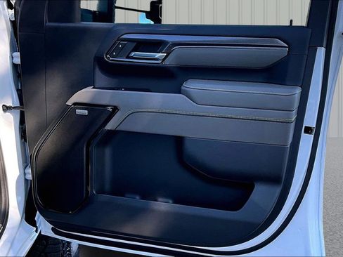 Used 2025 Chevrolet Silverado 2500 ZR2 w/ Technology Package image 19