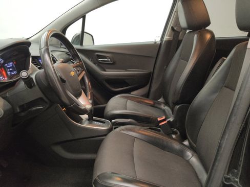 Used 2020 Chevrolet Trax LT w/ LT Convenience Package AWD/4WD image 17