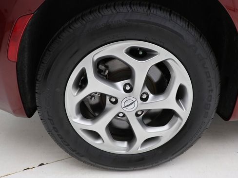 Used 2022 Chrysler Pacifica Limited AWD/4WD image 10