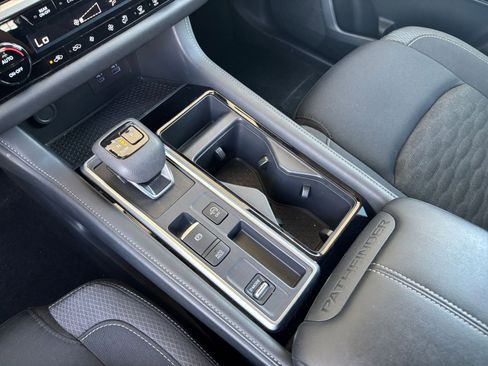 Used 2025 Nissan Pathfinder SV FWD image 44