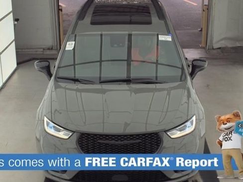 Used 2025 Chrysler Pacifica Limited image 2