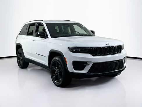 Used 2023 Jeep Grand Cherokee Altitude image 3