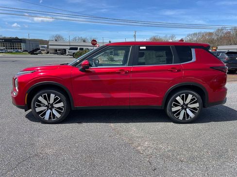New 2025 Mitsubishi Outlander SE image 2
