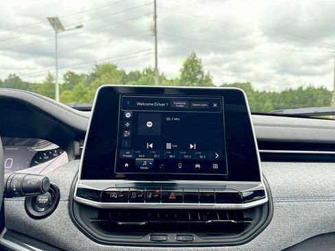 Used 2025 Jeep Compass Latitude image 16