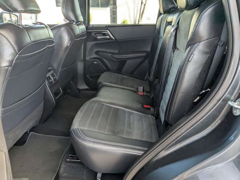 Used 2025 Mitsubishi Outlander SE image 26