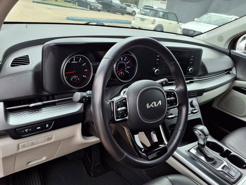Used 2024 Kia Carnival LX image 12