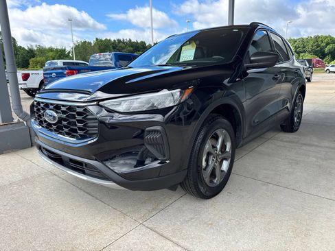Certified 2025 Ford Escape ST-Line w/ Tech Pack #1 AWD/4WD image 3