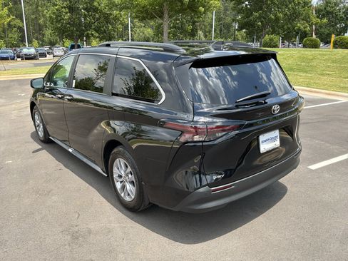 Used 2026 Toyota Sienna XLE FWD image 8