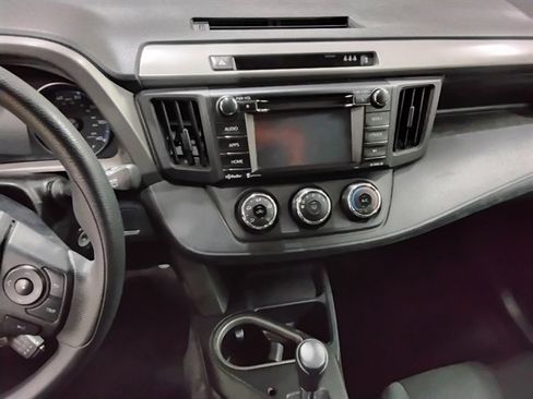 Used 2018 Toyota RAV4 LE AWD/4WD image 12