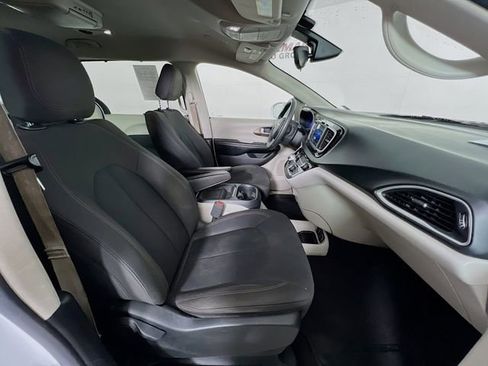 Used 2018 Chrysler Pacifica Touring Plus w/ Tire & Wheel Group image 39