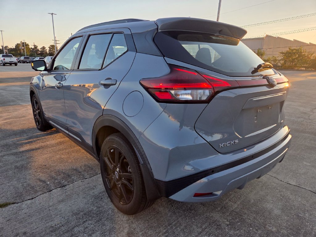 Used 2023 Nissan Kicks SR w/ SR Premium Package FWD image 3