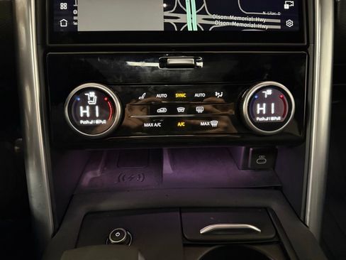 Used 2023 Land Rover Discovery Metropolitan Edition image 14