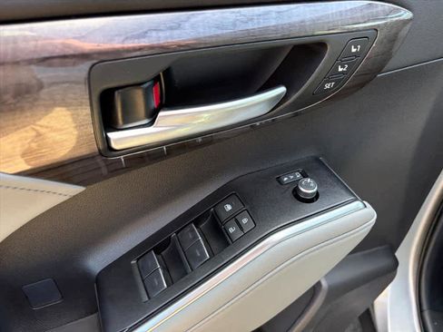 Used 2025 Toyota Highlander Platinum image 21