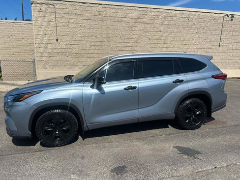 Used 2022 Toyota Highlander XLE AWD/4WD image 8