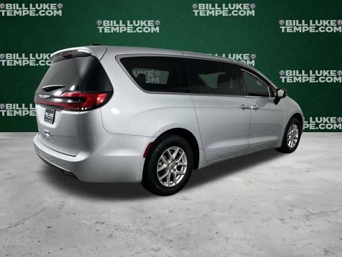 Used 2024 Chrysler Pacifica Touring-L image 7