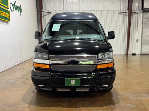 Used 2017 Chevrolet Express 2500 Extended RWD image 2
