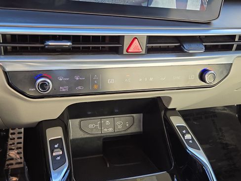 Used 2024 Kia Sorento SX FWD image 29