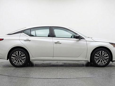 Used 2025 Nissan Altima 2.5 SV image 11