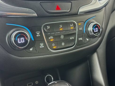 Used 2021 Chevrolet Equinox LT FWD image 18