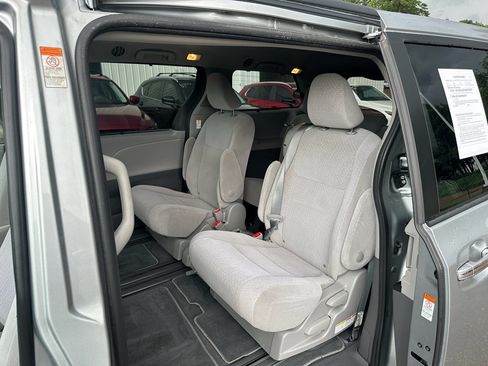 Used 2020 Toyota Sienna LE w/ LE Preferred Package FWD image 9