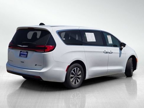 Used 2024 Chrysler Pacifica Limited FWD image 4