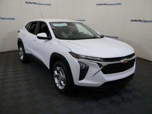 New 2026 Chevrolet Trax LS w/ LS Convenience Package FWD image 3