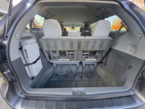 Used 2018 Toyota Sienna LE image 9