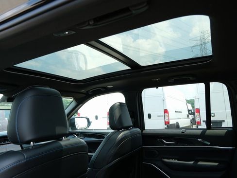 Used 2024 Jeep Grand Cherokee Trailhawk w/ Luxury Tech Group III AWD/4WD image 35