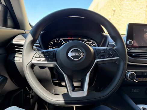 Used 2024 Nissan Altima 2.5 SV image 9