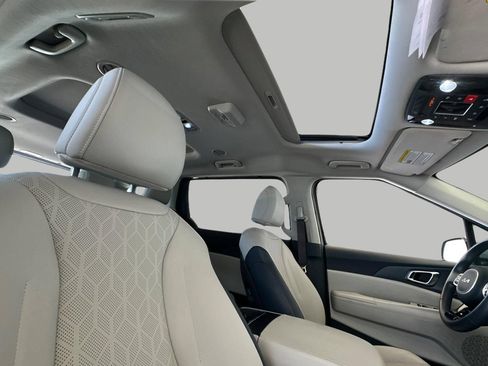 Certified 2025 Kia Carnival SX FWD image 19