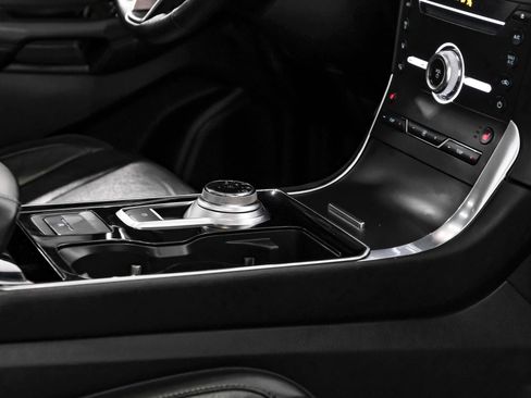 Used 2019 Ford Edge Titanium image 28